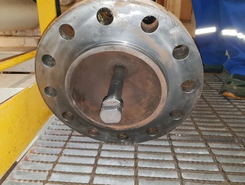 Flange connection and gasket renewal