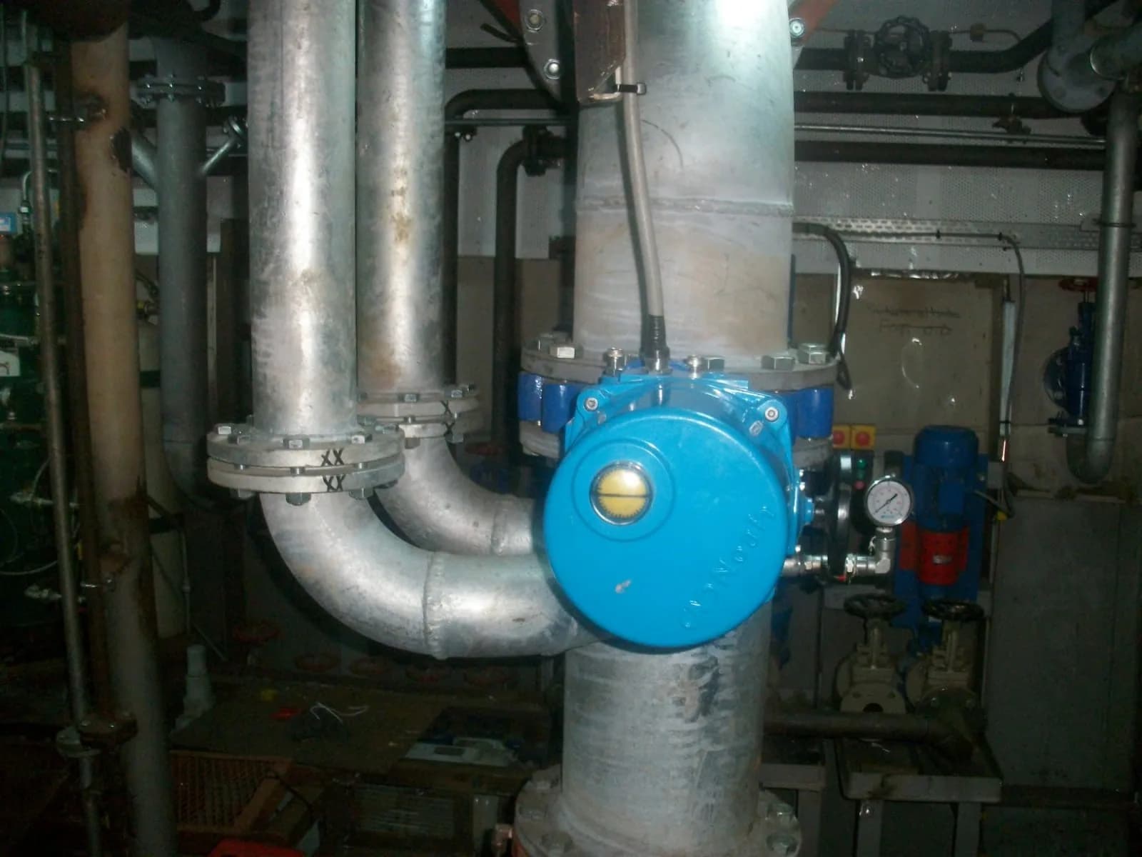 Renewed pipeline with an actuated valve in the engine room