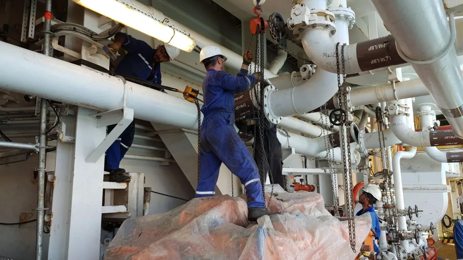 Crew maintaining a large-diameter pipeline on Fatih