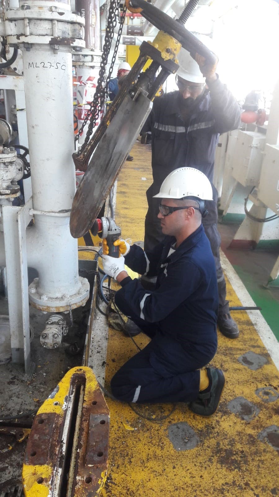 İkbal Denizcilik technician fitting a pipeline